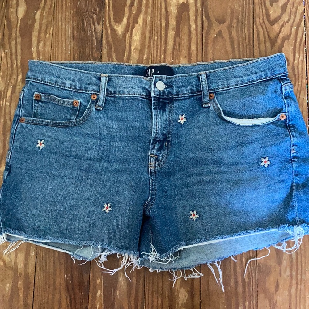NWOTReally cute flower jean shorts